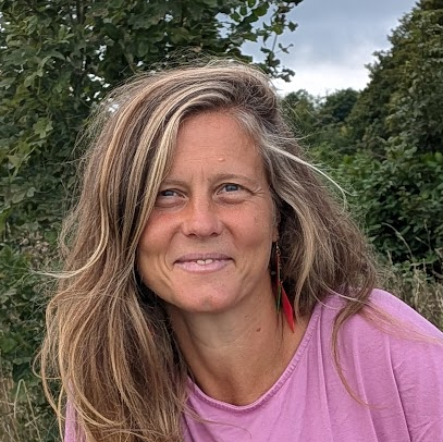 Porträt von Nina Horn im Freien